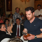 Sergio Luna recoge el premio que le acredita como campeón del concurso de pesca.
