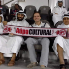 Javier Angulo con aficionados cataríes durante un partido.