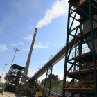 La planta de investigación de captura de CO2 en Cubillos con las chimeneas de la térmica de Endesa, al fondo.