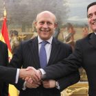 Wert, centro, Cardenal (d) y Astiazarán anunciaron un protocolo para reducir la deuda del fútbol.