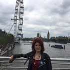 Alicia González Fernández, en un puente sobre el Támesis junto al London Eye. DL