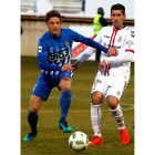 Miguel Núñez y Yeray González pelean por la posesión del balón en el duelo provincial leonés disputado en el Reino.