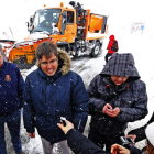 Raúl Valcarce y Emilio Orejas supervisaron el trabajo de las máquinas en el puerto de Vegarada.