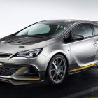 Profusión de fibra de carbono en la mayoría de piezas de la carrocería, llantas incluidas, 300 CV de potencia y un interior, con jaula de seguridad, arneses de 6 puntos y «baquet» Recaro, herencia por vía directa de los coches de carreras.