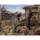 Vecinos de Zaporizhzhia sacan cascotes de viviendas destruidas por los bombardeos de Rusiade la costa ucraniana. ROMAN PILIPEY
