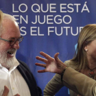 Miguel Arias Cañete saluda a una simpatizante durante un mitin en Oviedo.