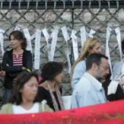 Por cada mujer asesinada la plataforma cuelga un lazo blanco