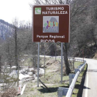 Cartel que delimita los parques regional y nacional entre Burón y Posada de Valdeón. CAMPOS