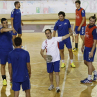 Gordo, en el centro, dirige un entrenamiento de Abanca Ademar.