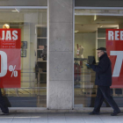 Los pequeños comercios denuncian que la guerra de precios y descuentos acaba con sus márgenes y lastra la recuperación. JESÚS