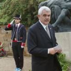 Pasqual Maragall, ante el monumento de los Mártires Inmolados por Cataluña ayer en Montjuic