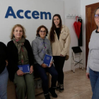 Andrea Robles Fernández, Lourdes García Fuertes, Noelia Díez Albarracín, Marta Durante Delgado y Encarna García, el equipo de Accem. FERNANDO OTERO