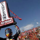 Marc Márquez levanta el número uno alegórico a su campeonato del mundo recién conseguido