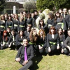 Foto de familia del Coro Ángel Barja y, en primera fila, el director, Aitor Olivares, que esta noche