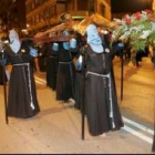 Hermanos de la Bienaventuranza a su salida de la iglesia de San Claudio