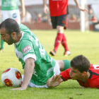 El jugador laredano Fran derriba a Aller cuando éste se iba al ataque de la portería cántabra.