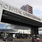 Letrero del Hospital de León que anuncia su condición de universitario.