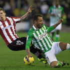 Muniain lucha un balón con el bético Mario Álvarez.