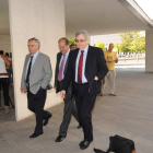 Algunos representantes de la antigua Caja Duero, entrando en la reunión.