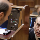 Rubalcaba escucha atentamente las indicaciones de José Antonio Alonso en el Congreso.