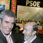 Villarrubia saluda a Pérez Rubalcaba tras ser elegido secretario de los socialistas de Castilla y León.