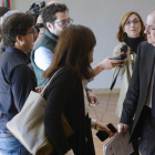 El presidente de la Junta de Castilla y León, Juan Vicente Herrera (d), es perseguido por un grupo de periodistas por los pasillos de las Cortes de Castilla y León.