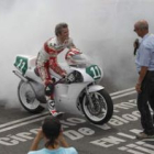 Joan Garriga, quema rueda y se deja fotografiar sobre el lema pintado en el asfalto.