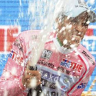 Alberto Contador lo celebra en el podio tras consolidar el liderato del Giro de Italia.