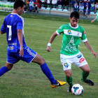 Fofo, de espalda, hizo los dos goles de la Deportiva en La Eragudina.