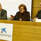 Jaime Conde Morala, la presidenta de la Asociación de Enfermos de Alzhéimer, Mercedes García, y Sera