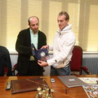 El atleta recibe una placa de recuerdo del alcalde de La Pola de Gordón, Francisco Castañón.
