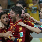 Los jugadores de la selección española celebran la clasificación para la final de la Confederaciones después de vencer a Italia en la tanda de penaltis, con el último lanzamiento de Jesús Navas.