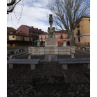 El empedrado central de la plaza está salpicado de calvas sin morrillos