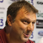 Alberto Aguilar trata de llevarse el balón ante el jugador del equipo racinguista Sylla en un lance del partido disputado en El Sardinero.