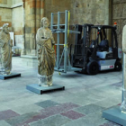 Imagen de archivo del momento en el que las esculturas fueron apeadas del pórtico de la Catedral.