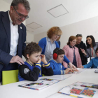 Alicia García y Silván con un grupo de niños. RAMIRO