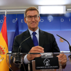 El presidente del PP, Alberto Núñez Feijóo, durante la rueda de prensa ofrecida este martes en el Congreso. EFE / Zipi