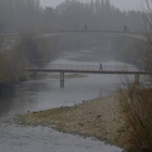 La niebla sobre el río Bernesga, durante una de las últimas jornadas de intenso frío que ha vivido León.