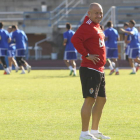 Claudio dirige un entrenamiento de los jugadores de la Deportiva.