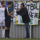 Luis Cembranos, a la derecha, es uno de los técnicos más sancionados de los equipos leoneses.