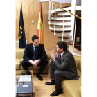 Pedro Sánchez y Albert Rivera durante el encuentro que mantuvieron ayer. javier lizón