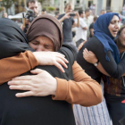 Varias mujeres familiares de los jóvenes de Ripoll de los presuntos autores de los atentados, durante la concentración que ha realizado la comunidad musulmana en la plaza del Ayuntamiento.