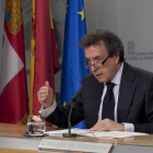 De Santiago-Juárez explica los asuntos del Consejo.