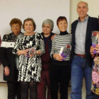 José Antonio Diez posa con las mujeres socialistas homenajeadas ayer.
