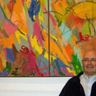 El artista leonés Miguel Ángel Febrero, ante una de sus obras