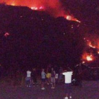 Foto del fuego captada de madrugada por un vecino de Tremor.