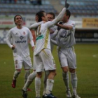 Óscar Rico, con el dedo índice hacia arriba, celebra el único gol que ha conseguido con la Cultural