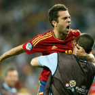 Alba celebra el gol de Xabi Alonso ante Francia junto a un integrante del banquillo español.