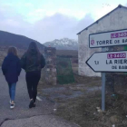 Las tres alumnas tienen que recorrer dos kilómetros a pie por una carretera de montaña para llegar al punto donde las recoge el transporte escolar.