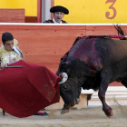 El diestro leonés Javier Castaño sorprendió dando unos pases sentado en una silla.